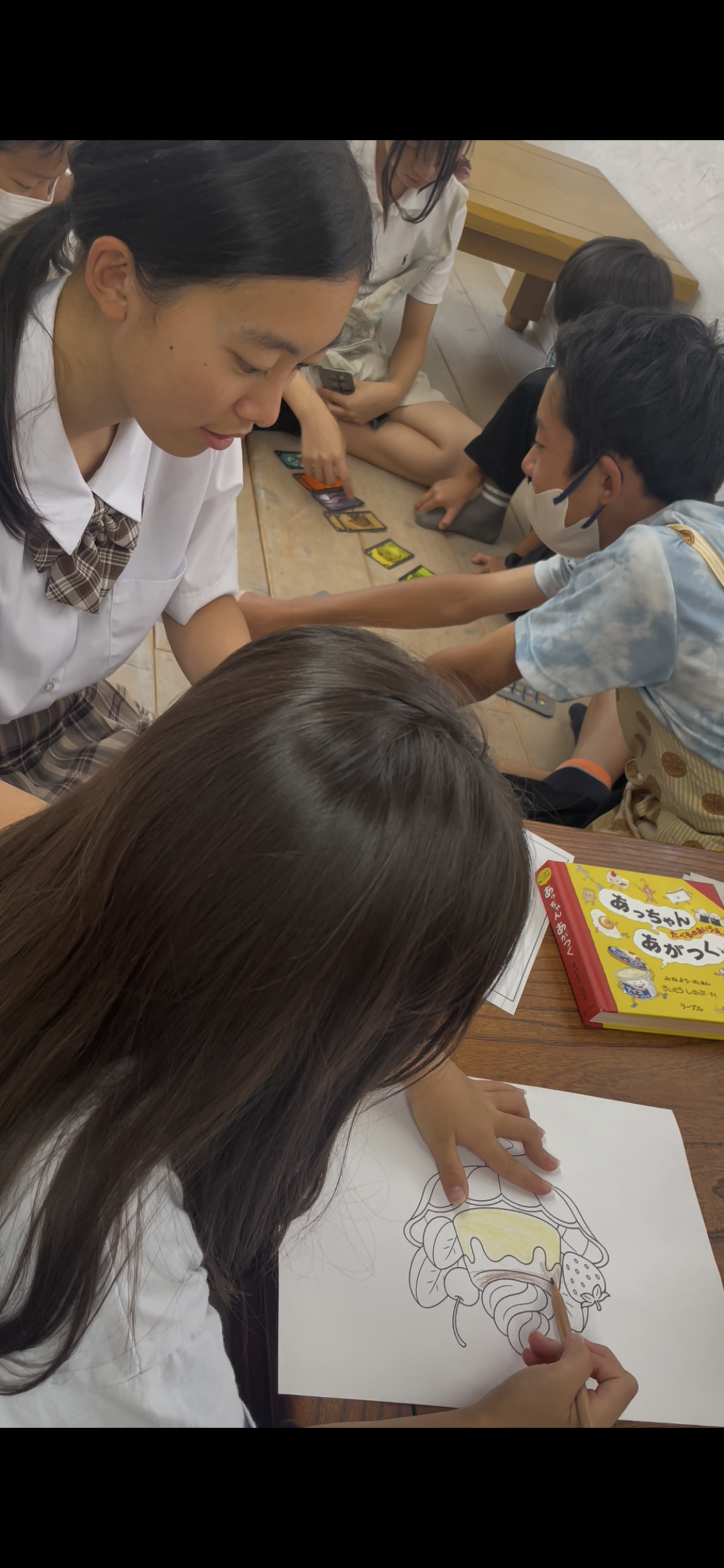 高校生と子どもたちが一緒に活動する様子