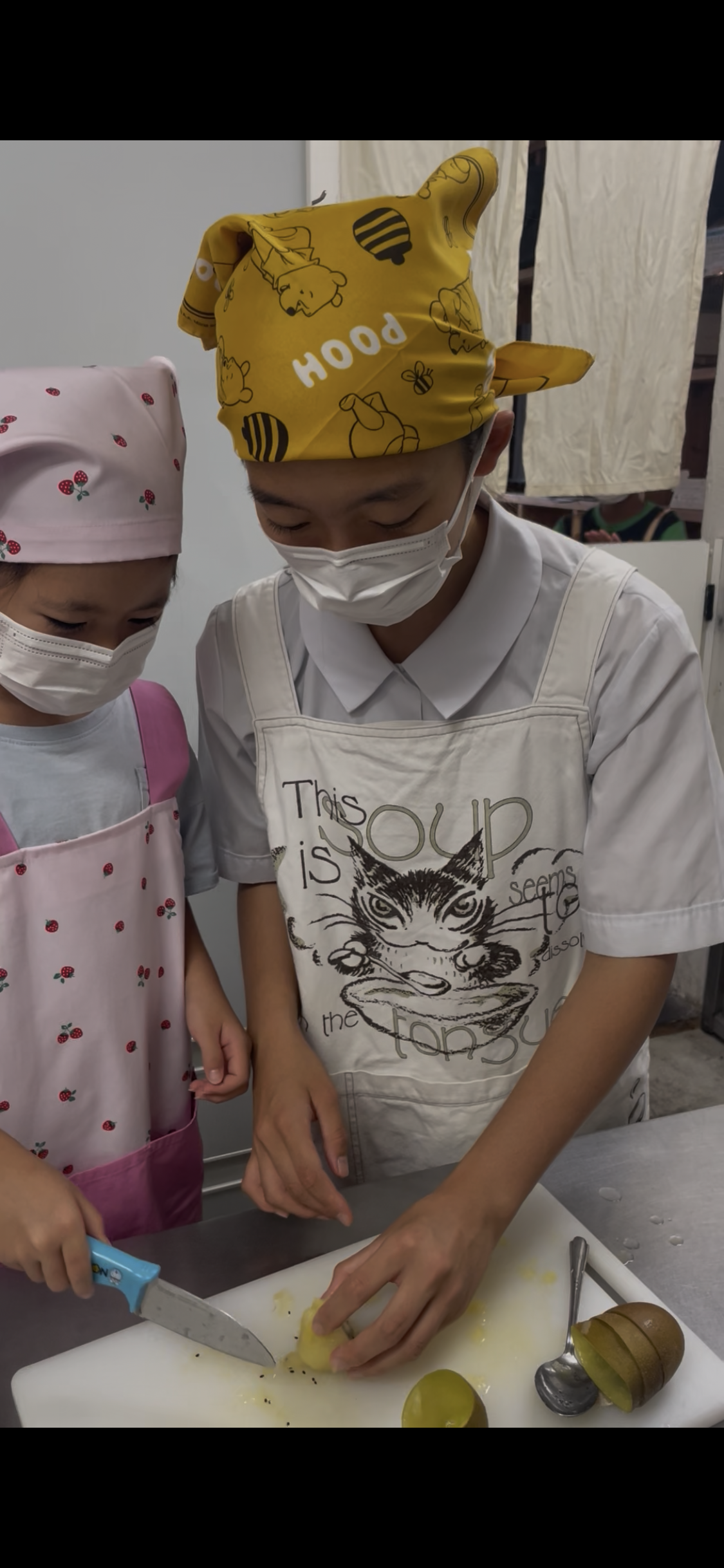 調理に挑戦している子どもたち